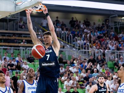 Slovenci v Stožicah v boj za zlato odličje