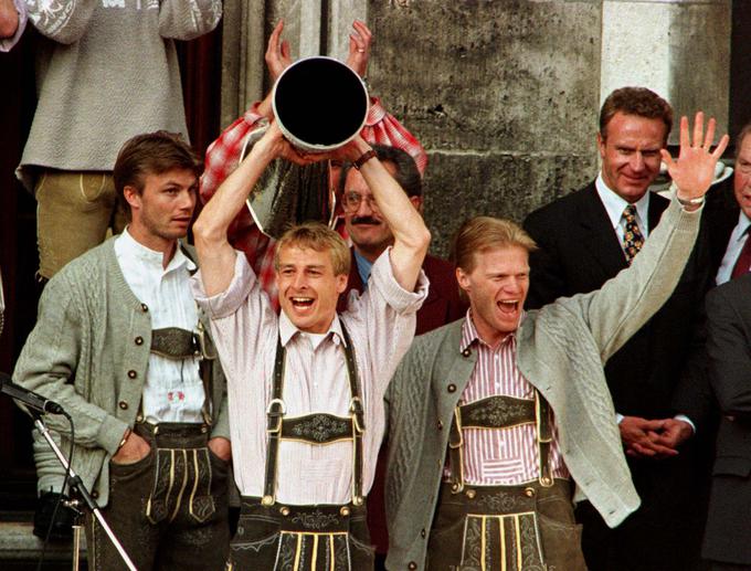 Takole so se leta 1996 Münchenčani veselili naslova prvaka v pokalu Uefa. Desno na fotografiji sta Oliver Kahn in takratni podpredsednik Bayerna Karl Heinz Rummenigge. | Foto: Reuters