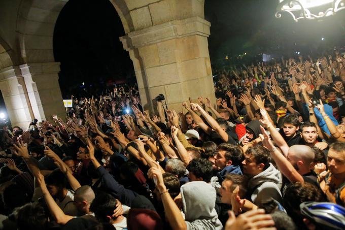 Protestniki so v ponedeljek zaprli več večjih cest in železniško progo za hitre vlake, katalonski predsednik Quim Torra pa je pozval k nadaljnjemu pritisku za neodvisnost. | Foto: Reuters