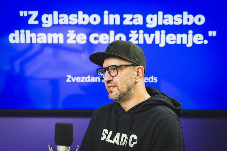 Če otrokom predvajamo le radijske hite, bodo poznali samo to, pravi DJ Zeds. "Če pa jim damo še kaj drugega, bodo svet slišali drugače." | Foto: Bojan Puhek
