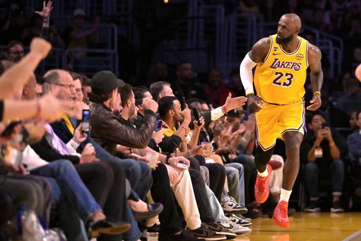 LeBron James je vknjižil trojni dvojček. S tem je postavil nov rekord, saj mu je to uspelo pri 41 letih in 90 dneh. Svoj prejšnji rekord je popravil za 11 dni. | Foto: Reuters