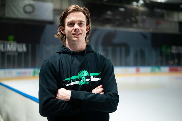 "Vedno sem rekel, da je povsod lepo, ampak doma najlepše. Vesel sem, da sem tu, veselim se nove sezone. Pomembno je, da se ljudje vračajo na hokej, vsi se trudijo v slovenskem športu dobiti ljudi na tribune, tu pa se to tudi dogaja." | Foto: Domen Jančič/HK Olimpija