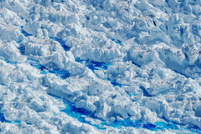 Takole je videti taljenje površinskega ledu na Grenlandiji. Fotografija je bila posneta pred skoraj enim letom na ledeniku Helheim. | Foto: Reuters