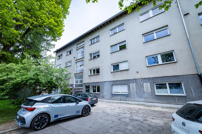 Stanovanje na Litostrojski cesti 28 | V občini, ki je na seznamu občin z visokim tveganjem, se oddajanje stanovanja v kratkotrajni najem v posameznem stanovanju lahko opravlja največ 60 dni v koledarskem letu. A zakon o gostinstvu, na katerem temelji danes sprejeta uredba, občinam omogoča, da lahko časovni obseg kratkotrajnega oddajanja določijo s splošnim aktom, in sicer med 30 in 270 dni v koledarskem letu. | Foto Gaja Hanuna
