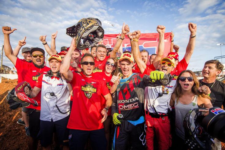 Veliko slavje v taboru slovenskega asa motokrosa, ki je postal najboljši na svetu. | Foto: Honda Gariboldi Racing