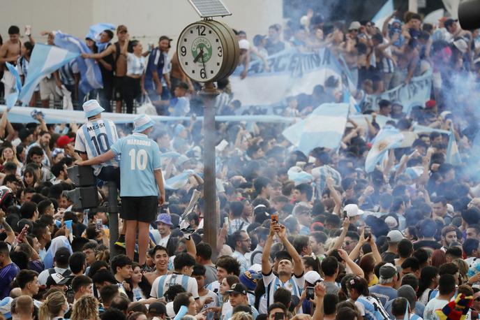 Argentina Buenos Aires | Argentinski ljubitelji nogometa so preplavili ulice in pozdravili veliko zmago reprezentance na SP 2022. | Foto Reuters