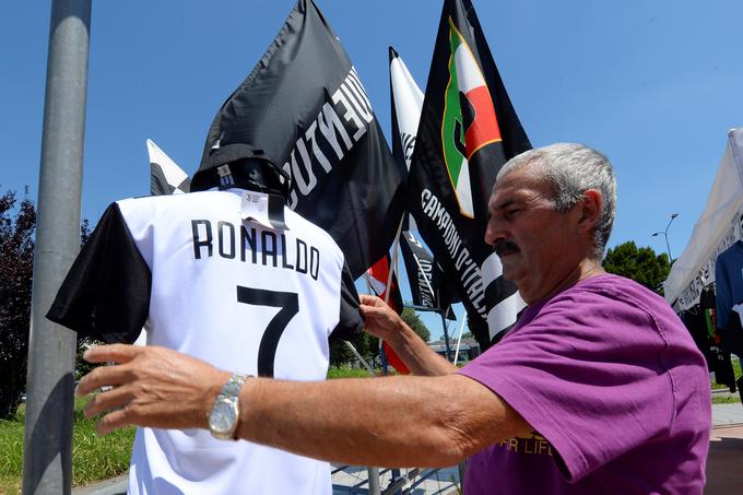 V nekaterih trgovinah v Torinu že ponujajo Portugalčev dres s številko 7, ki jo bo nosil pri Juventusu. | Foto: Reuters