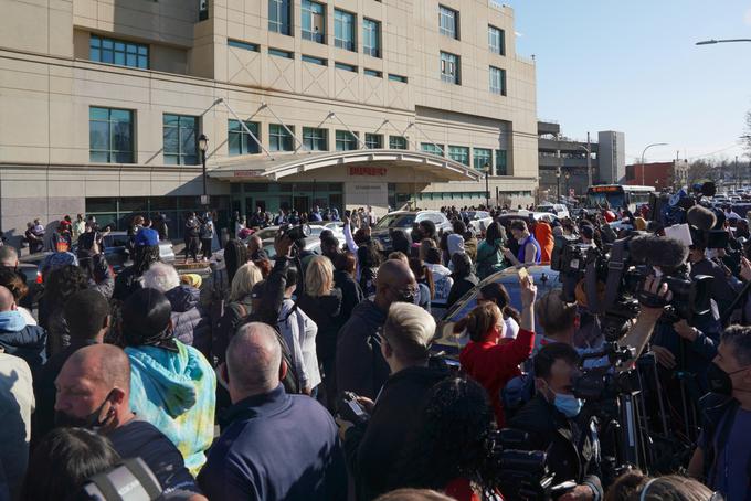 Pred bolnišnico v newyorškem predmestju White Plains, kjer raperja zdravijo, se je zbrala množica njegovih oboževalcev. | Foto: Reuters