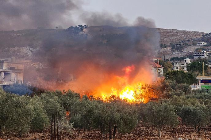 dolina Bekaa, Libanon | Po podatkih ministrstva je bilo v večinsko šiitskem Baalbeku ubitih 11 ljudi, od tega devet v gosto naseljeni sunitski četrti Šikan. Pod ruševinami v soseski reševalci še vedno iščejo preživele. | Foto Reuters