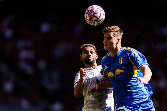 Jaka Bijol | Jaka Bijol je že oblekel dres Leedsa na prijateljskih tekmah, na uradnih tekmovalnih pa še ni nastopil. Tako se je prejšnji mesec meril v Stockholmu proti Matheusu Cunhi (Man Utd). | Foto Guliverimage