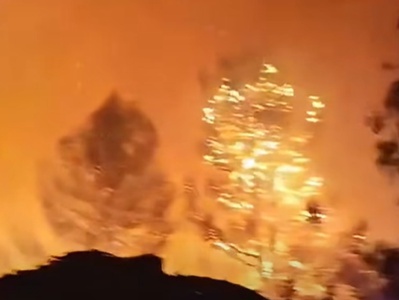 Grozljivi posnetki z Brača: ogenj se je približal hišam, ponoči evakuirali ljudi #video