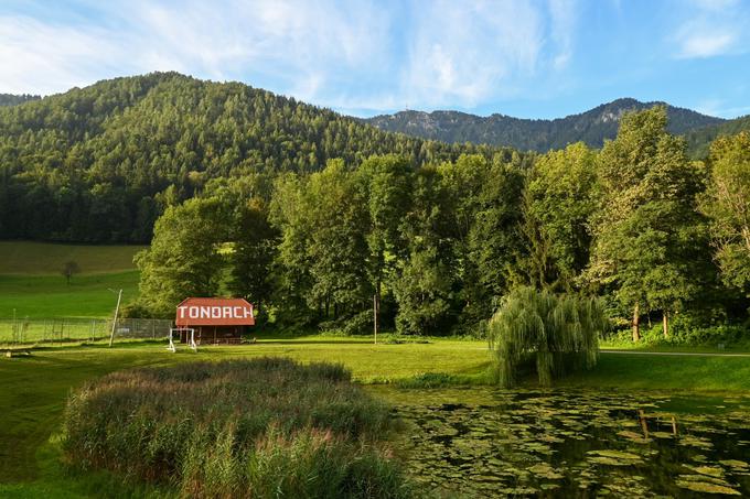 Ivarčko jezero in pogled navzgor proti oddajniku na Plešivcu | Foto: Matej Podgoršek