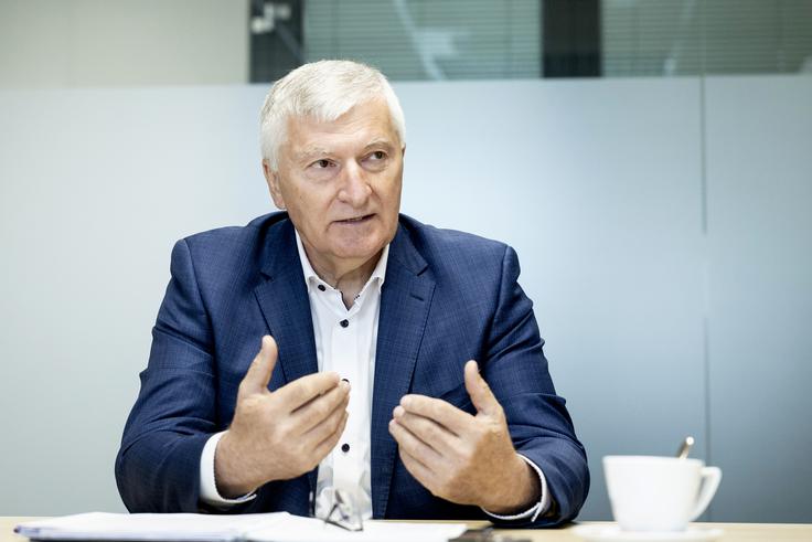 "V zadnjih desetletjih smo precej razvrednotili distribucijski sistem in mu vzeli veliko sredstev. Lahko ga zanemarjaš dalj časa, ampak potem moraš vložiti toliko več. Za distribucijo proizvodnje elektrike iz sončne energije bo potrebnih bistveno več sredstev." | Foto: Ana Kovač