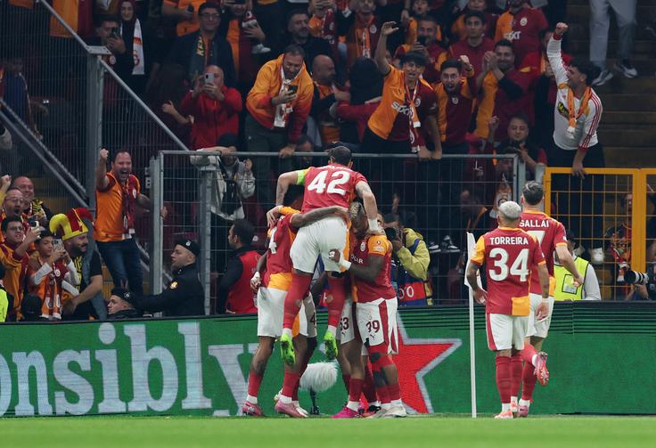 Festival zgodnjih zadetkov se je nadaljeval tudi v Istanbulu, kjer je v 3. minuti popeljal Galatasaray v vodstvo Victor Osimhen. | Foto: Reuters