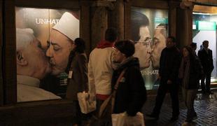 Vatikan razburil Benettonov oglas s papežem in imamom