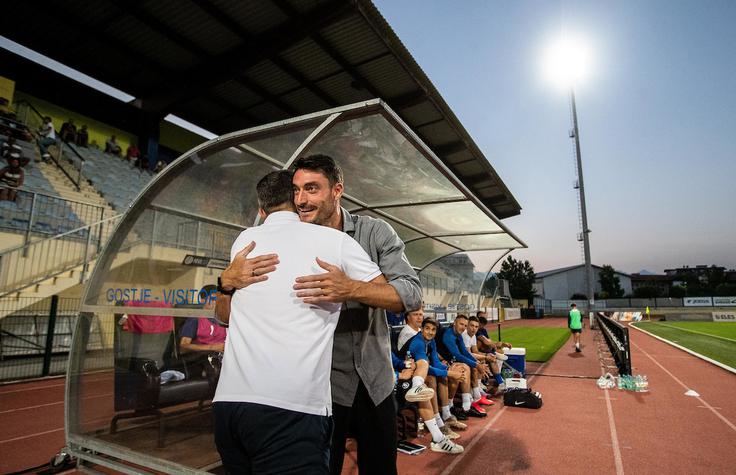 Dušan Kosić in Albert Riera pred začetkom tekme | Foto: Nik Moder/Sportida