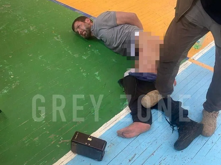 Posnetek mučenja domnevnega napadalca na koncertno prizorišče v Krasnogorsku z elektrošoki, ki jih proizvaja ruski oziroma sovjetski vojaški telefon. Posnetek je v komunikacijski aplikaciji Telegram objavil kanal Gray Zone, eden največjih proruskih kanalov, ki je povezan z rusko paravojaško organizacijo Wagner.  | Foto: Posnetek zaslona