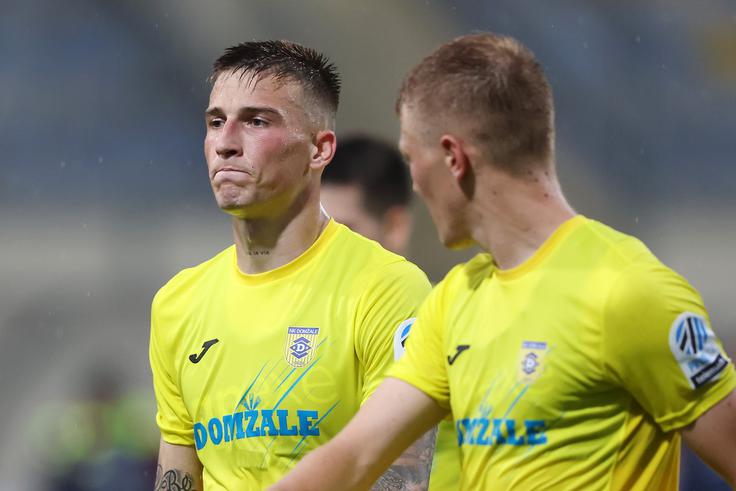 Franko Kovačević je prve izkušnje v Sloveniji pridobival pri Domžalah. Takrat je "rumena družina" še izžarevala podobo urejenega in ambicioznega kluba, v tej sezoni pa je po številnih rezultatskih, finančnih in organizacijskih udarcih padla v hudo krizo, tako da je celo vprašljivo nadaljevanje sezone. | Foto: Aleš Fevžer