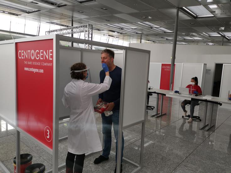Tako potekajo testiranja na covid-19 na letališču v Frankfurtu. Opravlja jih družba Centogene. Letos poleti so tu opravili več kot 150 tisoč testov. | Foto: Lufthansa