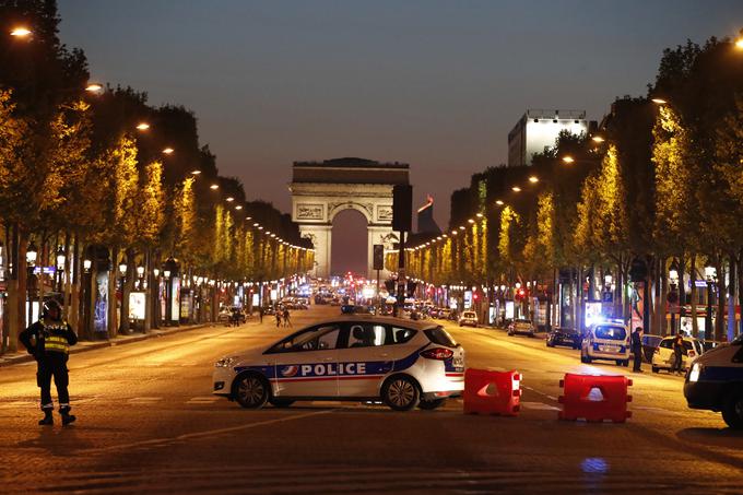 Zadnje predvolilno soočenje je zasenčil strelski napad na policiste v središču Pariza. | Foto: Reuters
