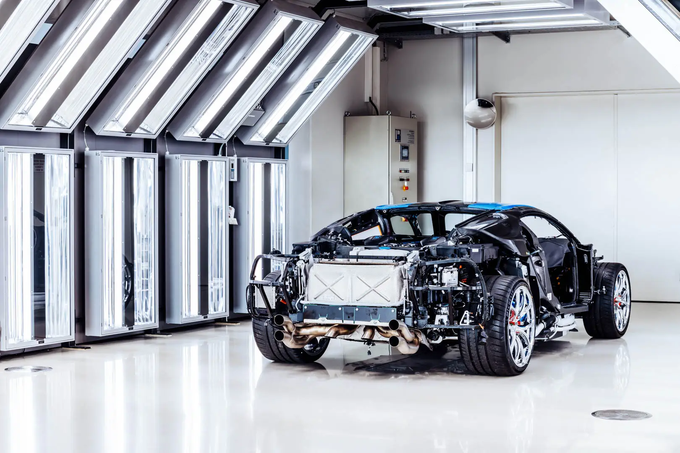 Poleg motorja so morali razviti še nove testne naprave, povsem spremeniti hlajenje in opraviti skoraj neskončno število testnih kilometrov. | Foto: Bugatti