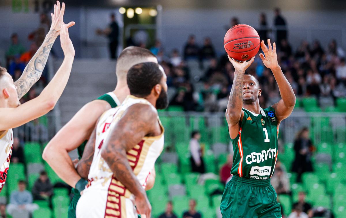 Cedevita Olimpij Reyer Venezia Umoja Gibson | Umoja Gibson je že na začetku tekme zadel dve trojki. Eno je dodal Miha Cerkvenik. | Foto Aleš Fevžer