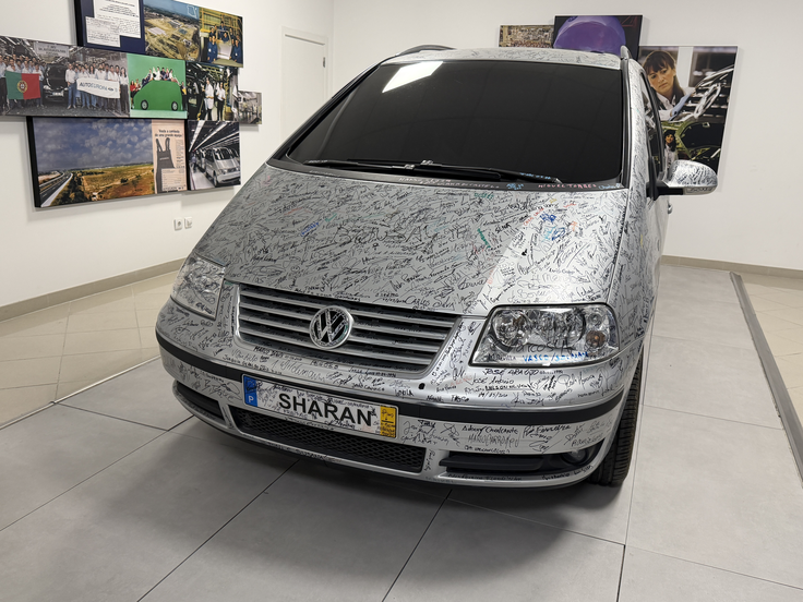 Spomin na zadnjega volkswagen sharana s podpisi zaposlenih. | Foto: Gregor Pavšič