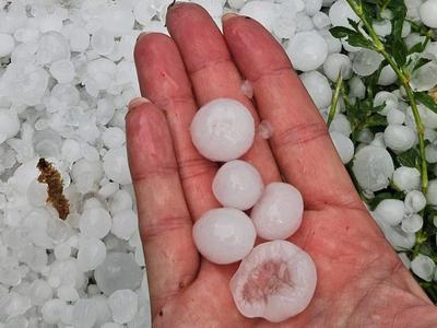 Dele države zajela neurja, ponekod klestila tudi toča