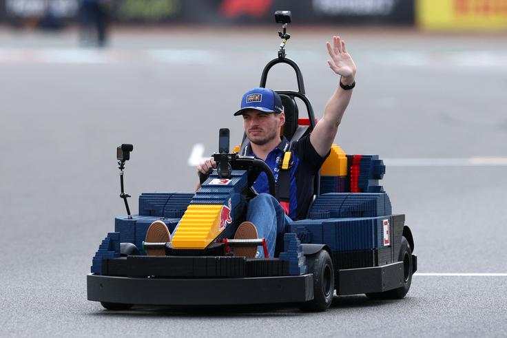 Max Verstappen je pod prisilo sedel v lego dirkalnik. Njegov izraz na obrazu pove vse. | Foto: Reuters