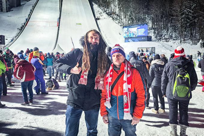 Poljska navijača Piotr in Robert sta prepričana, da bodo poljski navijači v Planico bolj številčno pripotovali prihodnji konec tedna, ko bosta na sporedu posamična in ekipna tekma na veliki skakalnici.  | Foto: Alenka Teran Košir