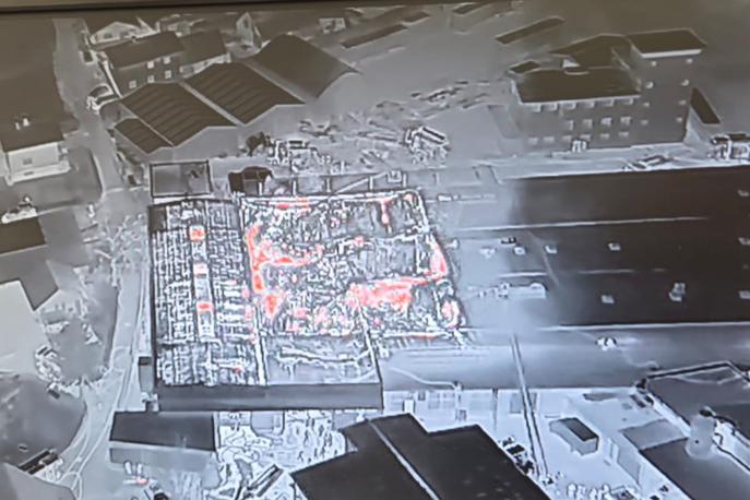 požar Lip Radomlje | Malo po polnoči je izbruhnil požar v Preserjah pri Radomljah v industrijskem kompleksu nekdanjega LIP Radomlje. | Foto Center za zaščito in reševanje Domžale