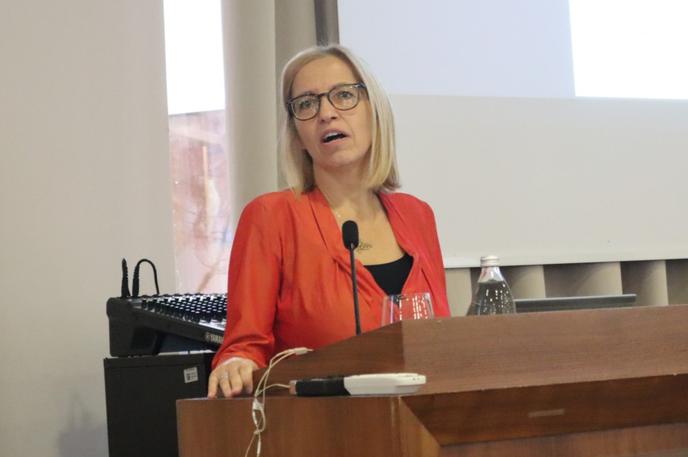 Valentina Prevolnik Rupel | Ozadja odhodov ortopedov ministrica ne pozna in meni, da je to stvar poslovodstva, ki dela s svojimi zaposlenimi. Na vprašanje, kako zadržati kadre v javnem sektorju, pa je odgovorila, da so glavna stvar izboljšani delovni pogoji.  | Foto STA