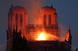 V Notre-Dame izbruhnil silovit požar, zrušila sta se streha in stolpič #video #foto