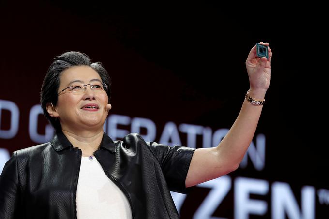 Šefica Lisa Su ponosno razkazuje prihajajoči Ryzen procesor tretje generacije. | Foto: Reuters