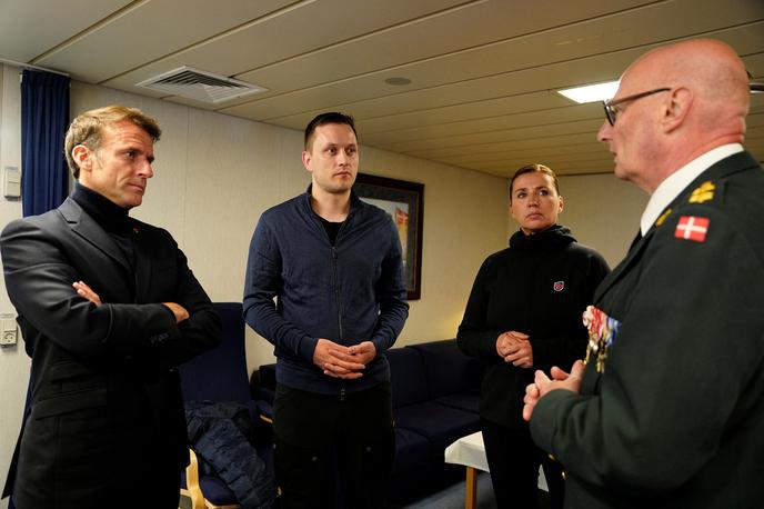 Macron na Grenlandiji | Kot je Macron pojasnil v navzočnosti danske premierke in vodje grenlandske vlade Jensa-Frederika Nielsena, je Grenlandijo obiskal, da bi prenesel sporočilo "solidarnosti Francije in Evropske unije" do "suverenosti in ozemeljske integritete Grenlandije". | Foto Reuters