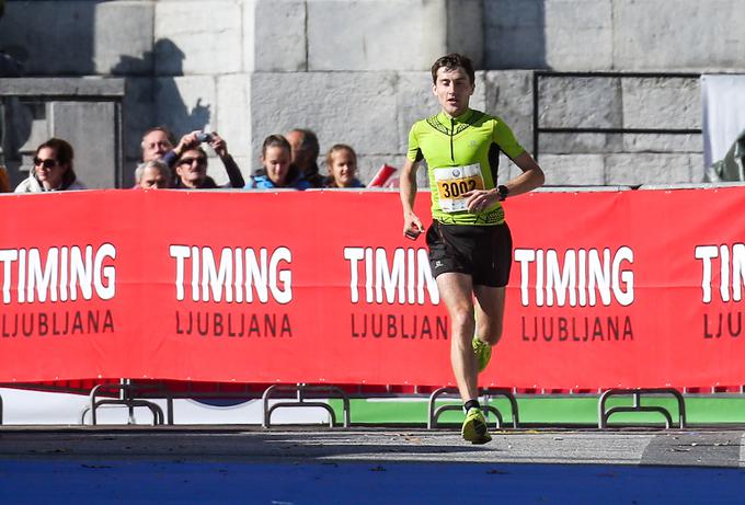 Čeprav je gorski tekač Peter Lamovec postal državni prvak v polmaratonu, mu 21. Ljubljanski maraton ne bo ostal v lepem spominu. Zaradi hude poškodbe je pristal na travmatologiji ljubljanskega kliničnega centra.  | Foto: Sportida