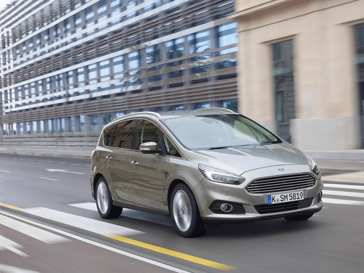 Prilagodljivi tempomat z najprej usmerjenim radarjem pomaga vozniku S-MAX-a ohranjati nastavljeno razdaljo do vozila, ki vozi spredaj. | Foto: Ford