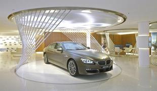 BMW z luksuznim salonom sredi Pariza