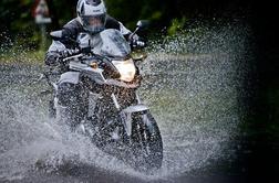V dežju z motociklom predvsem previdno