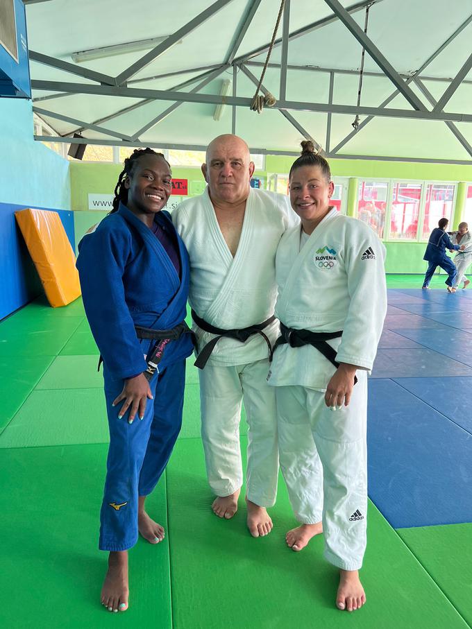 Olimpijski junakinji s kovačem slovenskih olimpijskih judoističnih medalj | Foto: Judo zveza Slovenije