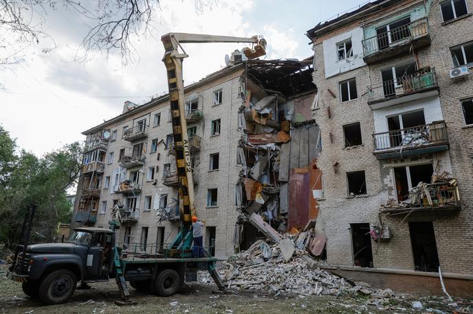 Lugansk | Po navedbah proruskega guvernerja regije Leonida Pasečnika je bilo mesto Lugansk v petek zjutraj tarča obsežnega raketnega napada, pri tem pa se je zrušil del stanovanjskega bloka.  | Foto Reuters