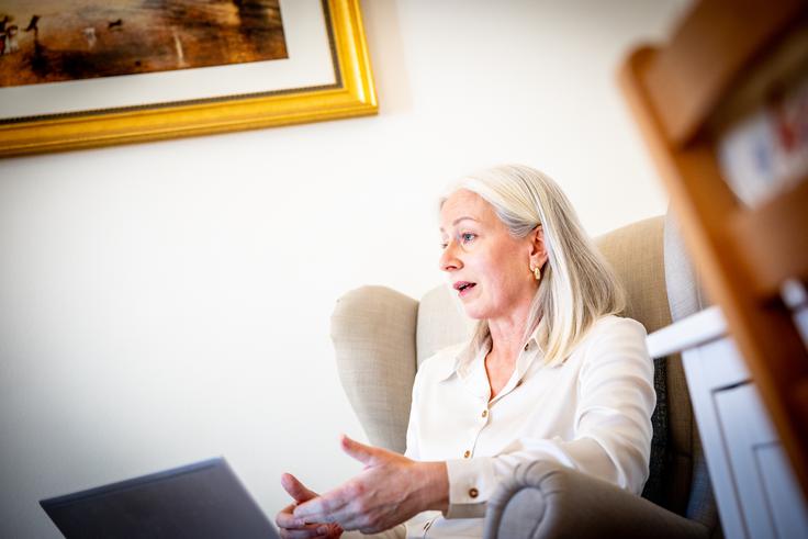 "Na družbenih omrežjih pogosto vidimo le skrbno izbrane trenutke in ne celotne zgodbe. Ko svoj notranji svet primerjamo z zunanjimi podobami, izgubimo stik s seboj." | Foto: Gaja Hanuna