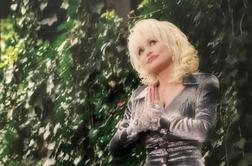 Kaj se dogaja z Dolly Parton? Njena sestra poziva k molitvi zanjo.