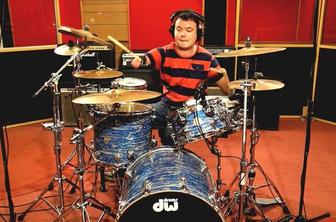 Neverjetni bobnar brez obeh rok navdušuje na spletu (video)