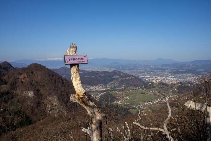 Srebotnik je izvrsten razglednik na Celje, Savinjsko, do Rahude in Pece, tudi do Kamniško-Savinjskih Alp. Če je le dobra vidljivost. | Foto: Matej Podgoršek