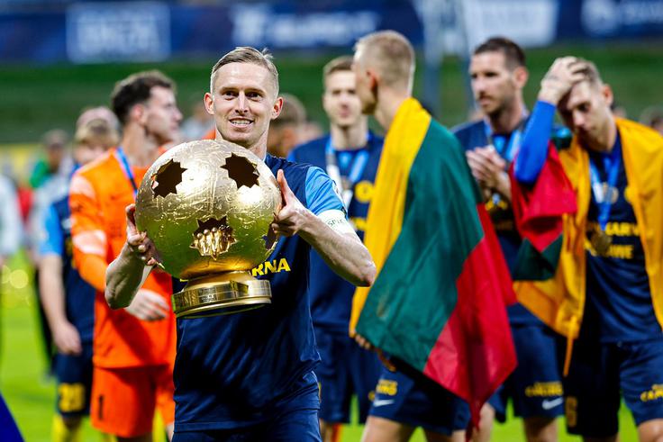 Celjani so se zelo razveselili madžarskega darila, ki so jih ga pripravili nogometaši Györa. | Foto: Aleš Fevžer