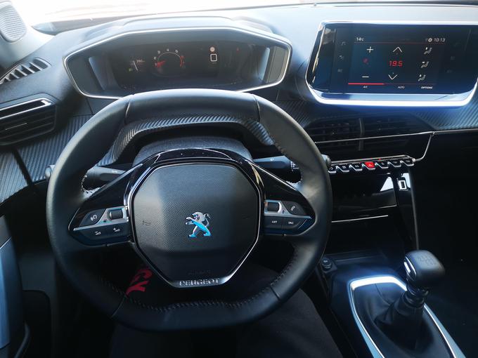 Notranjost Peugeota je zasnovana bolj digitalno in bolj dinamično. Prek volanskega obroča vsi vozniki ne vidijo enako dobro. | Foto: Gregor Pavšič