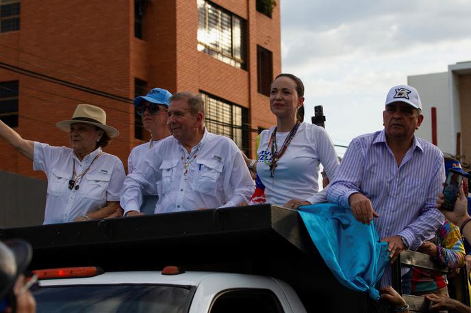 volitve v Venezueli | Vodja venezuelske opozicije Maria Corina Machado (druga z desne) je v četrtek pozvala k sobotnim protestom v vseh mestih v državi, da bi obsodili prevaro, ki je po njenih besedah omogočila ponovno izvolitev Madura.  "Ostati moramo trdni, organizirani in mobilizirani s ponosom, da smo dosegli zgodovinsko zmago," je sporočila na družbenih omrežjih. | Foto Reuters