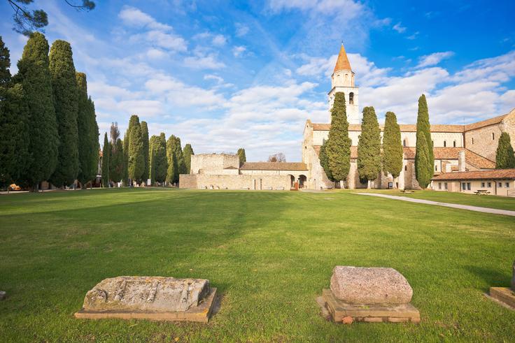 Latinska Aquileia (izgovorjeno Akvileja) je bila v stari furlanščini Agoleja. Slovani so to ime prevzeli kot Aguleju, iz katerega se je razvilo ime Oglej. To mesto je povezano z Oglejskim patriarhatom, ki je bil zelo pomemben za pokristjanjevanje Slovencev južno od Drave.  | Foto: Guliverimage