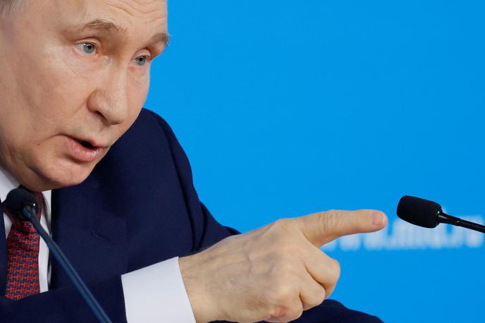 Vladimir Putin | Po besedah ruskega predsednika je končanje konflikta prek posrednikov nemogoče. Pri tem je omenil dogovore med Rusijo in Ukrajino iz časa pred izbruhom vojne, ki da so končali v smeteh. | Foto Reuters